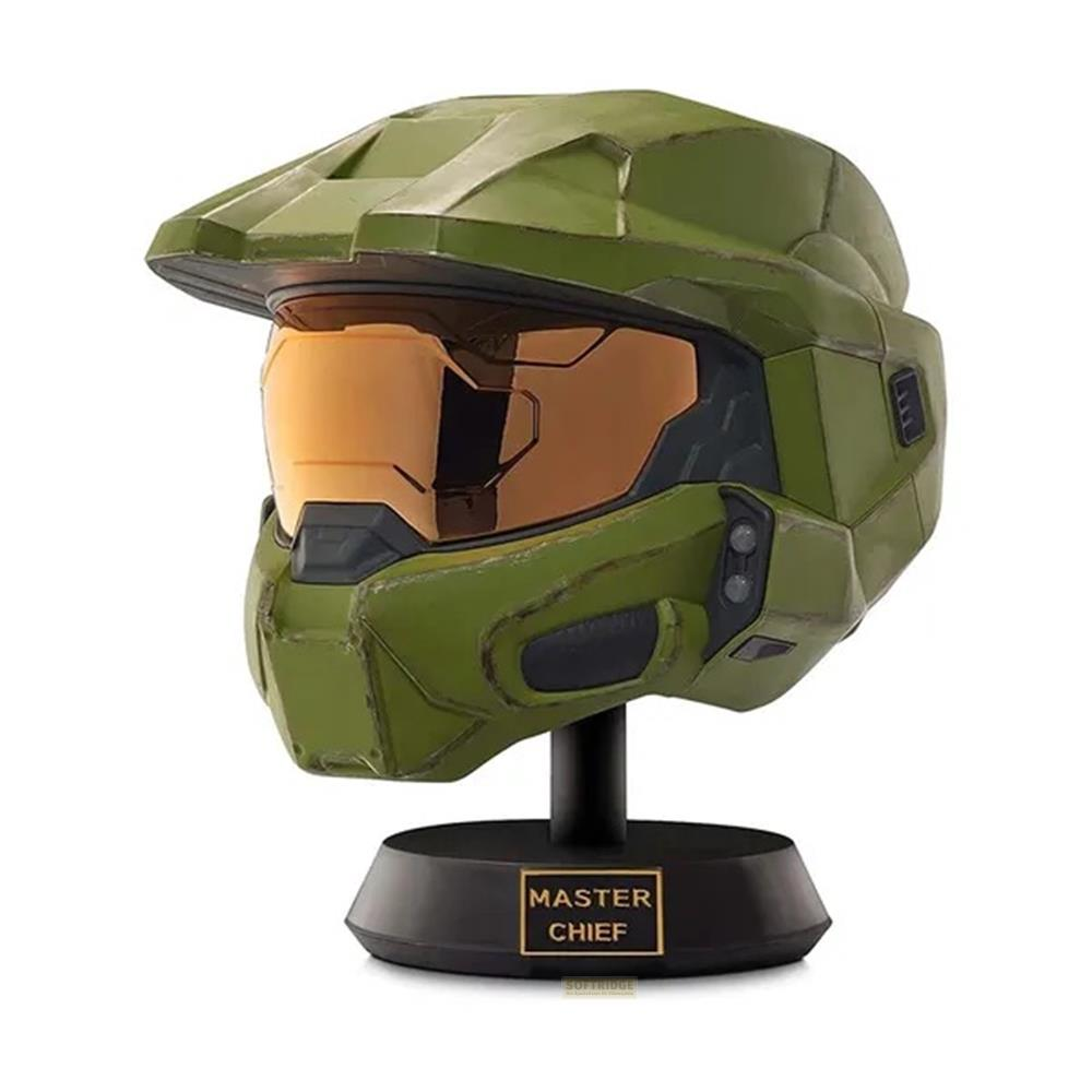 Grüner Master Chief Helm mit orangefarbenem Visier, auf schwarzem Ständer.
