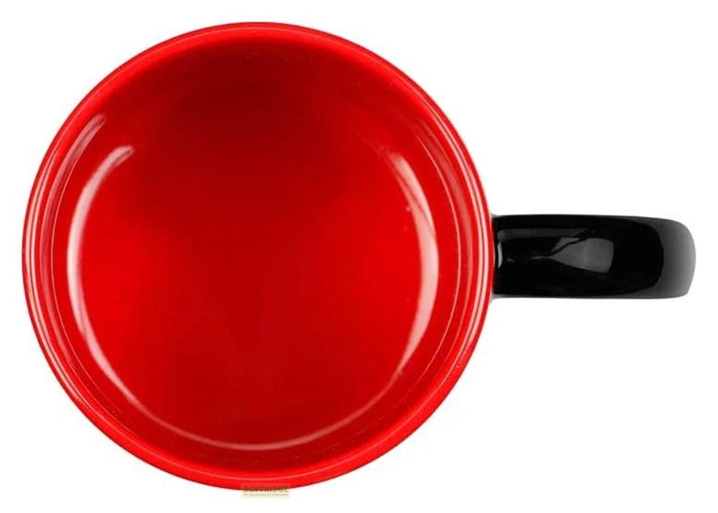 Rote Tasse mit schwarzem Griff, von oben gesehen.