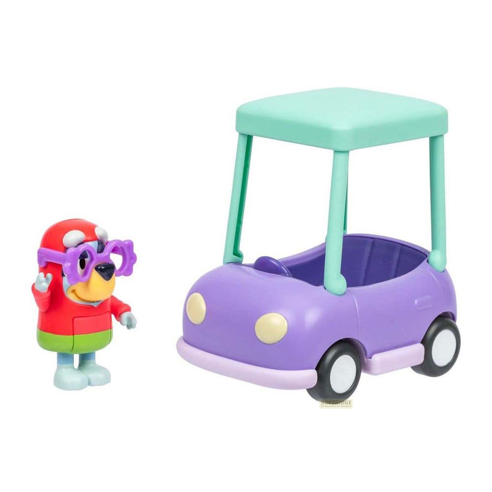 Un juguete de perro con gafas y un coche de juguete morado sobre fondo blanco.
