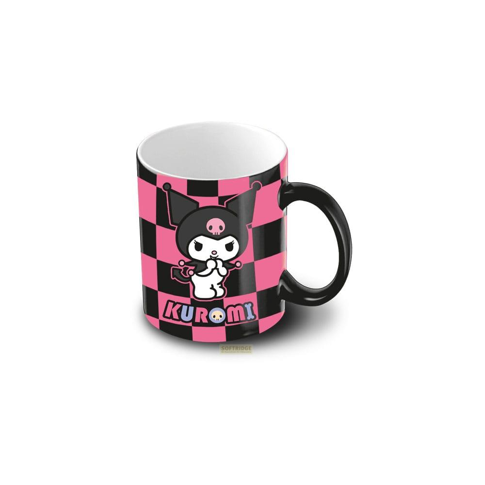 Eine Tasse mit Kuromi-Motiv auf kariertem Hintergrund, schwarzer Henkel.