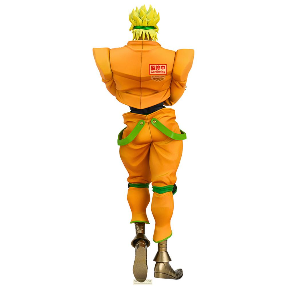Figura con ropa naranja, tirantes verdes y pelo amarillo.