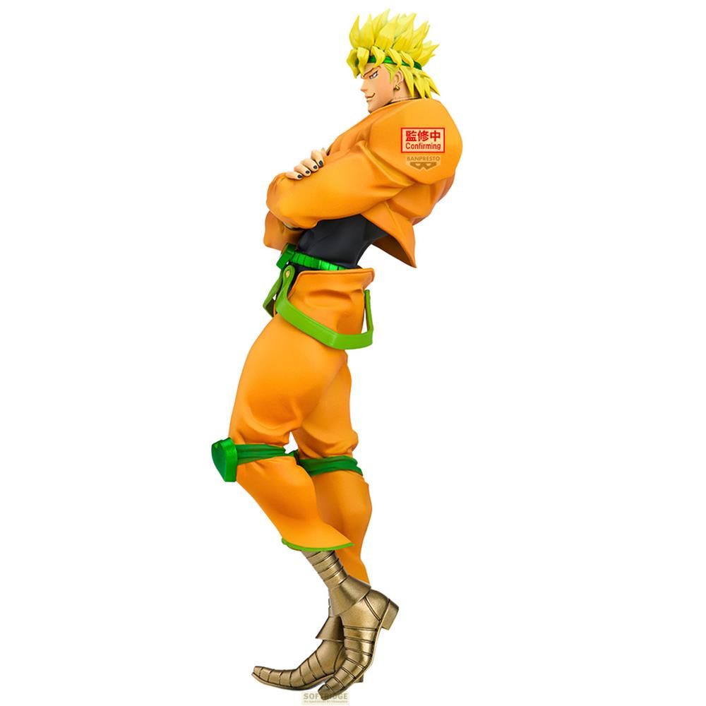 Una figura naranja con pelo amarillo y acentos verdes está de pie en pose.