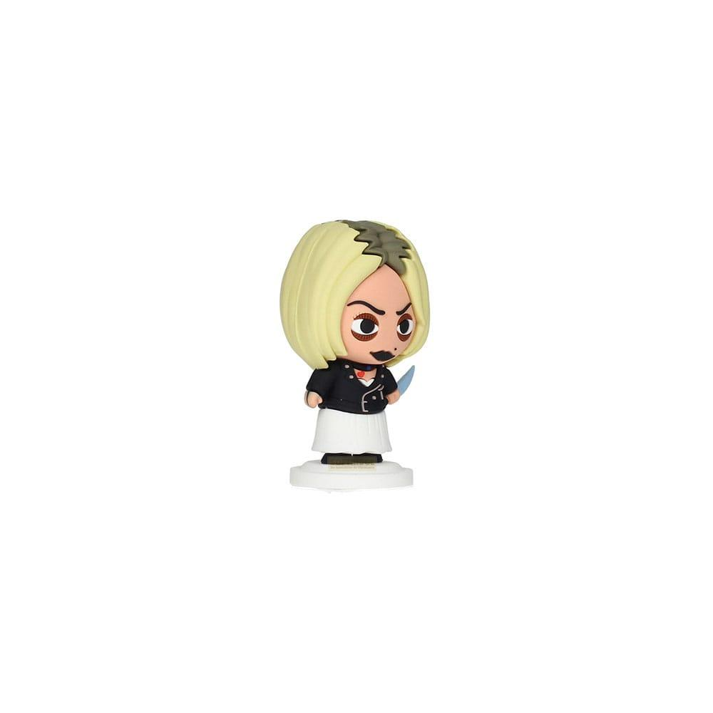 Figura con pelo rubio, chaqueta negra, falda blanca y cuchillo.
