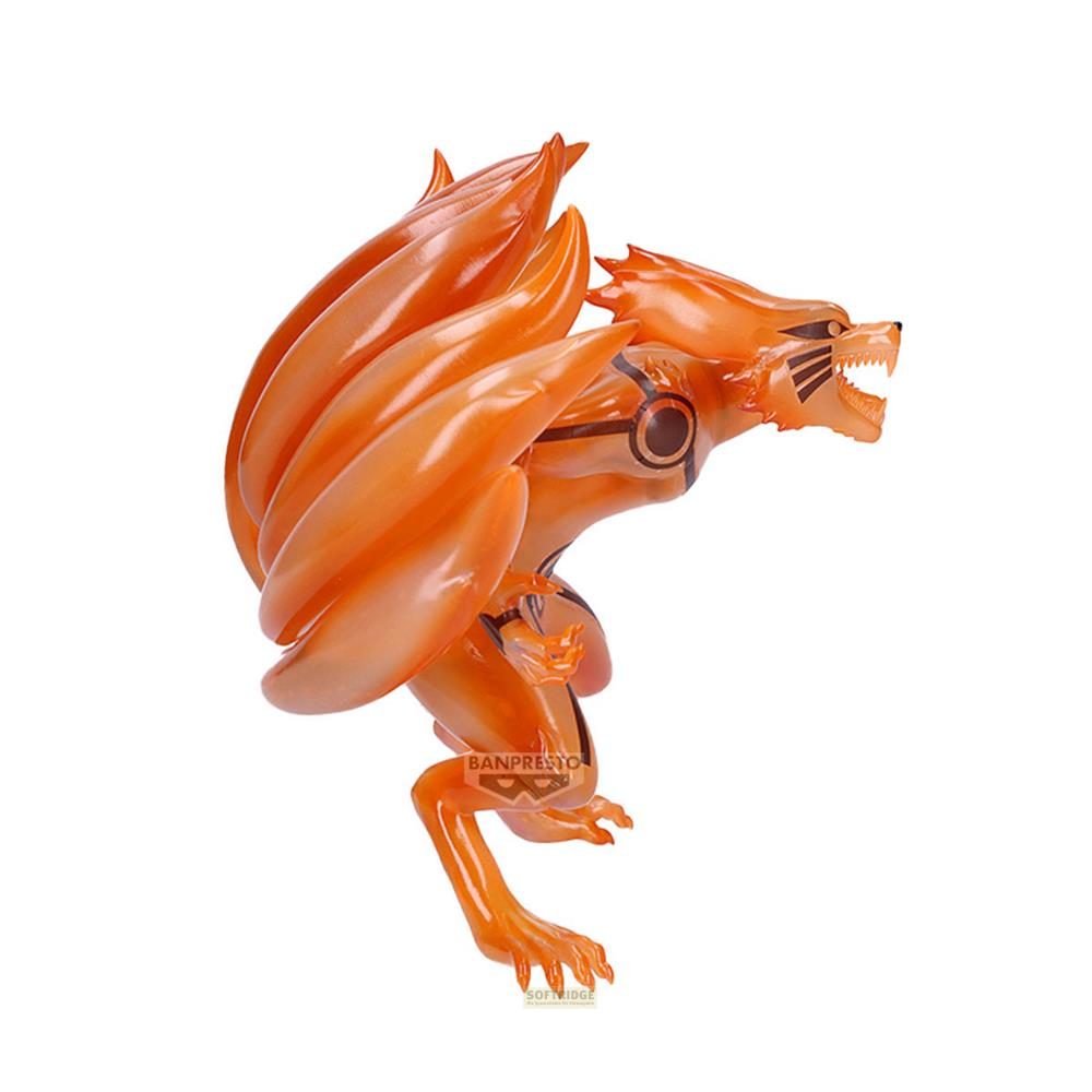 Demonio Kurama naranja de nueve colas con boca abierta y dientes afilados.