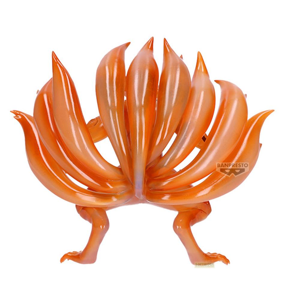 Primer plano de una figura de zorro de nueve colas naranja, con colas translúcidas desplegadas.