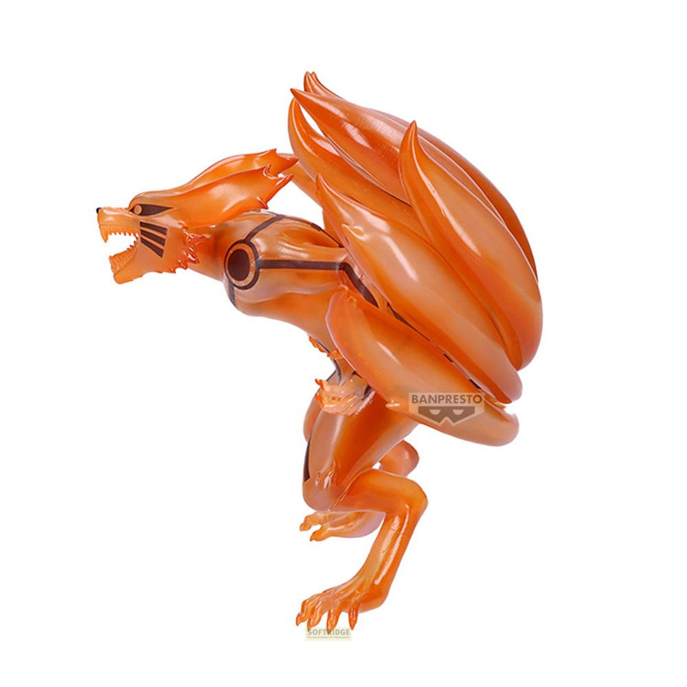 Figura naranja de un zorro de nueve colas agazapado sobre cuatro patas.