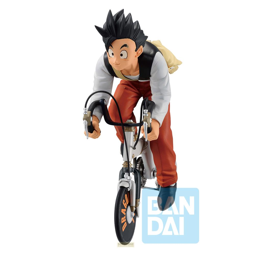 Figura de personaje anime pelo negro montando bicicleta blanca.