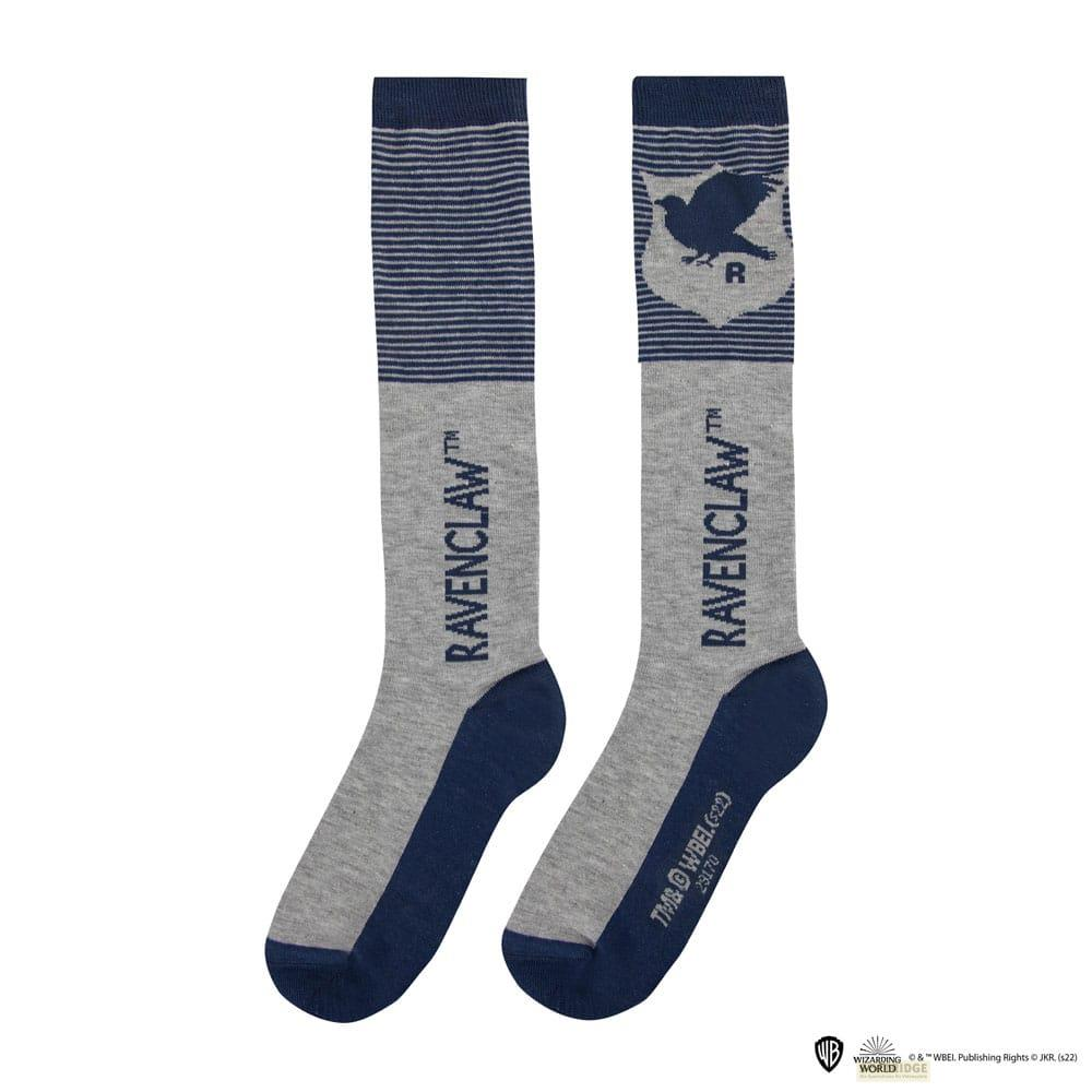 Calcetines grises con rayas azules y el emblema de Ravenclaw.