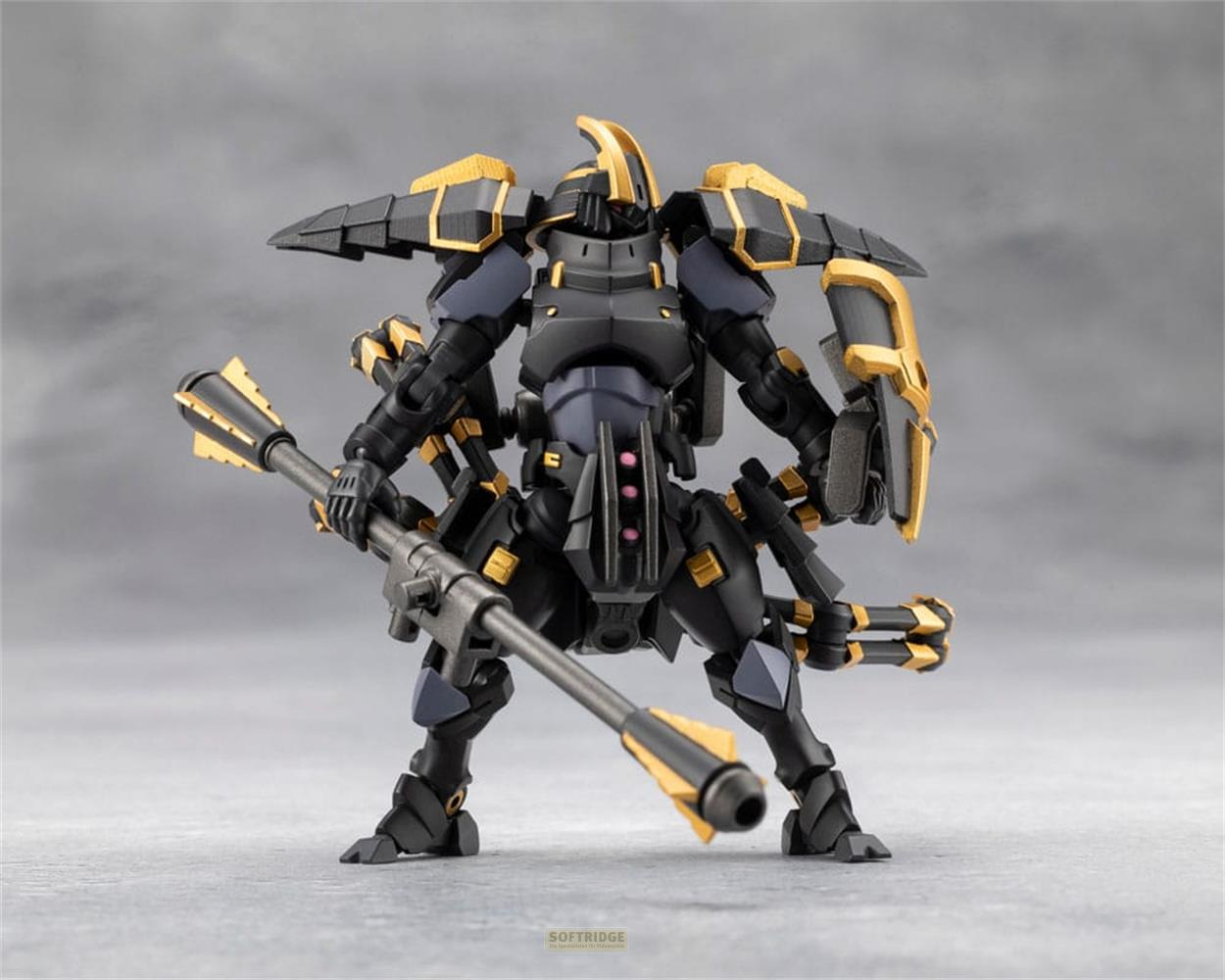 Eine schwarz-goldene Roboterfigur hält eine Waffe, steht auf grauem Hintergrund.