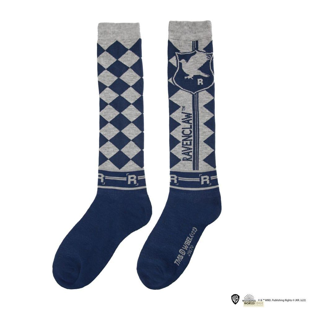 Dos calcetines azul y gris con patrón de diamantes y logo Ravenclaw.