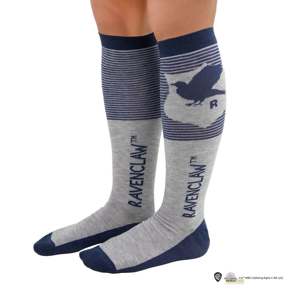 Calcetines grises hasta la rodilla con rayas azules, logo y texto Ravenclaw.