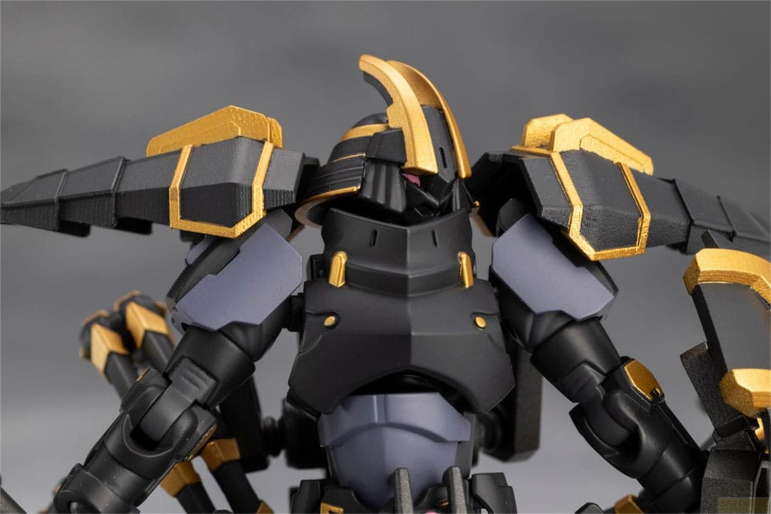 Ein schwarzer Roboter mit goldenen Akzenten und grauen Schulterpolstern.