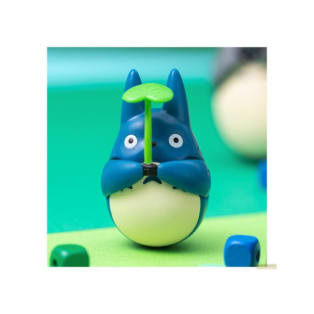 Figurine bleue de Totoro tenant un parapluie feuille verte, yeux blancs.
