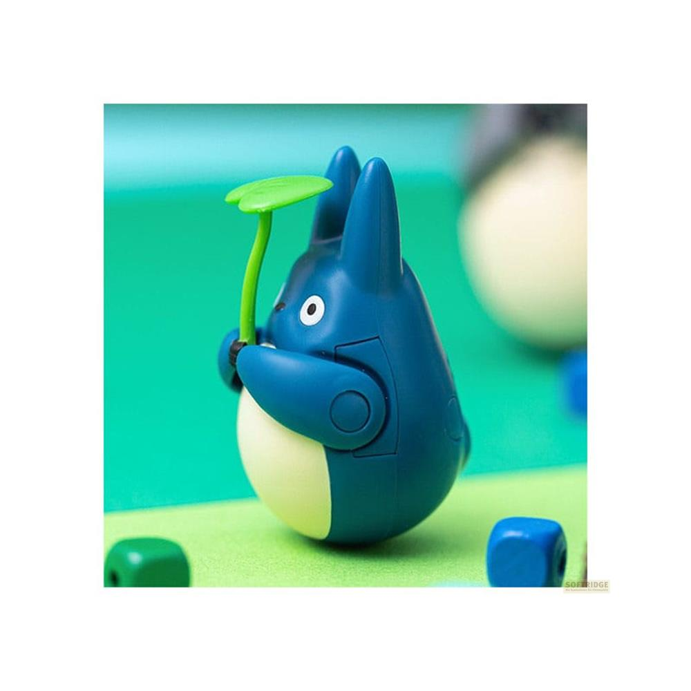 Figurine bleue de Totoro avec feuille verte tenant un parapluie sur fond vert.