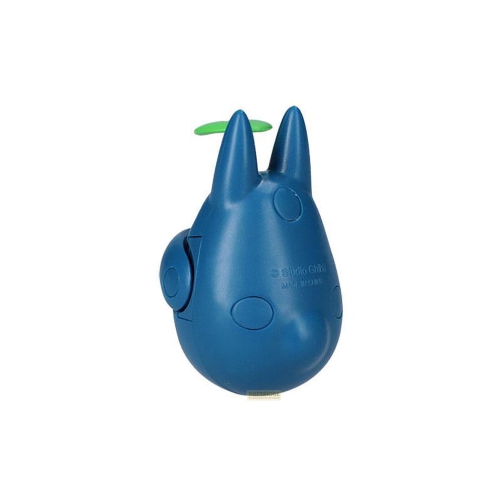 Charme bleu Totoro avec feuilles vertes et logo Studio Ghibli.