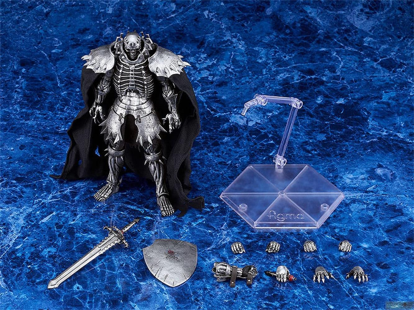 Silberne Figur mit schwarzem Umhang, Schwert, Schild und Zubehör auf blauem Marmorboden.