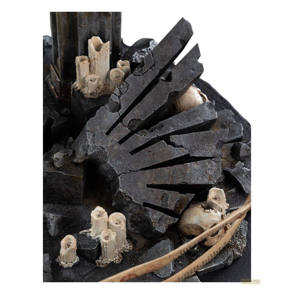 Dunkle, zerbrochene Steine mit Kerzen und Schädeln auf dunklem Untergrund.