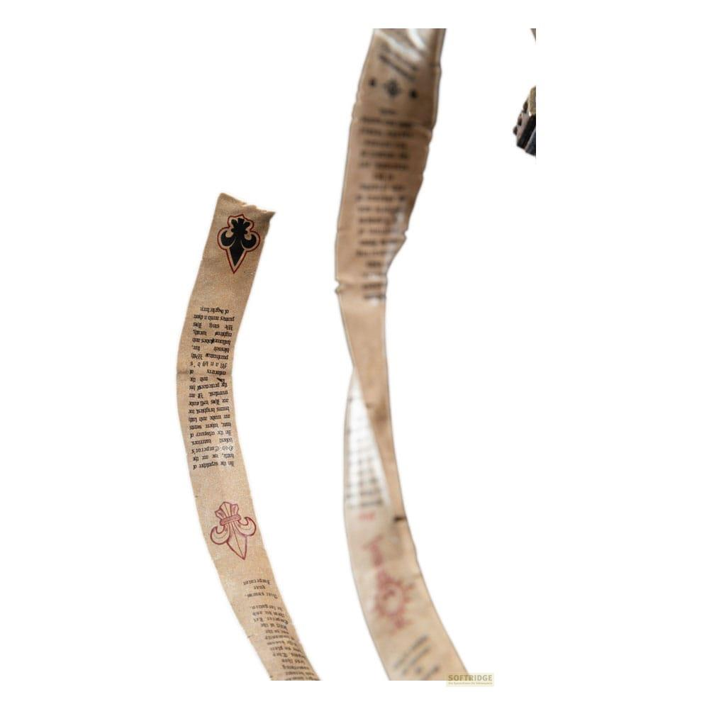 Ein zerknittertes, gebundenes Band mit Text und Symbolen, das sich verdreht.