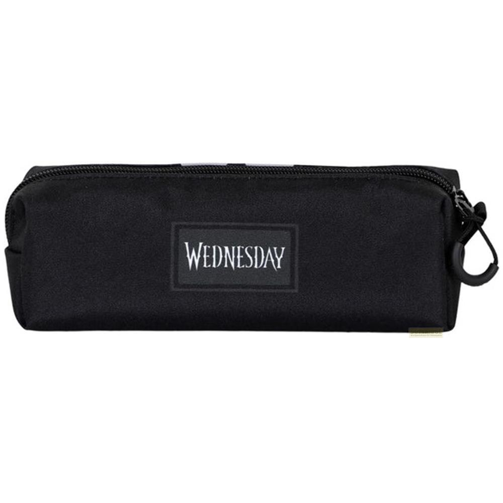 Estuche negro con la palabra WEDNESDAY en letras blancas.