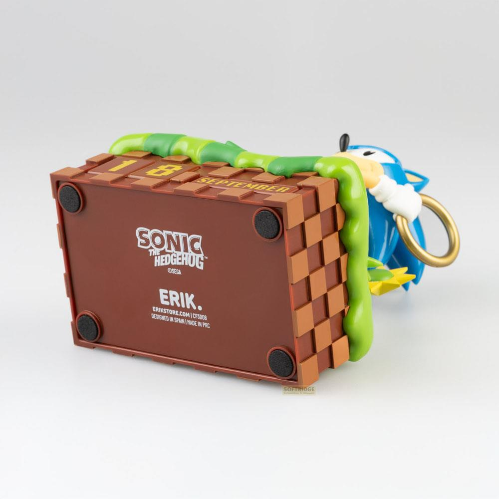 Figura de Sonic the Hedgehog sobre caja marrón con anillos verdes. Inscripción Septiembre.