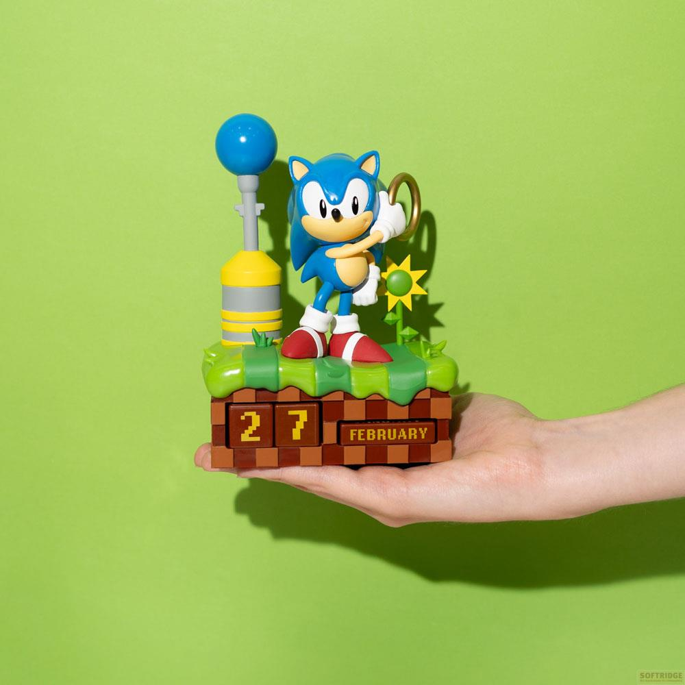 Sonic el Erizo está sobre un calendario que muestra el 27 de febrero.