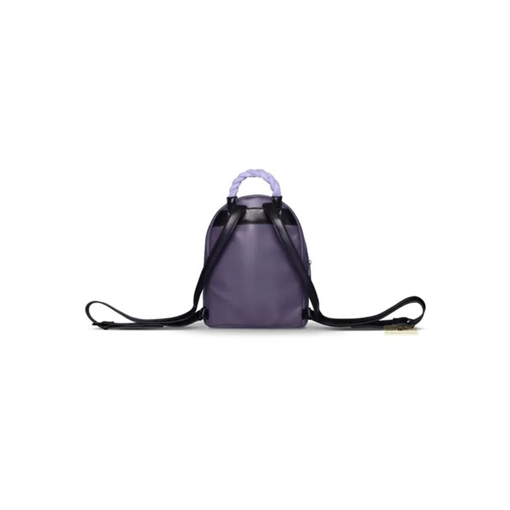 Lila Rucksack mit verdrehtem Griff und schwarzen Trägern, von hinten.