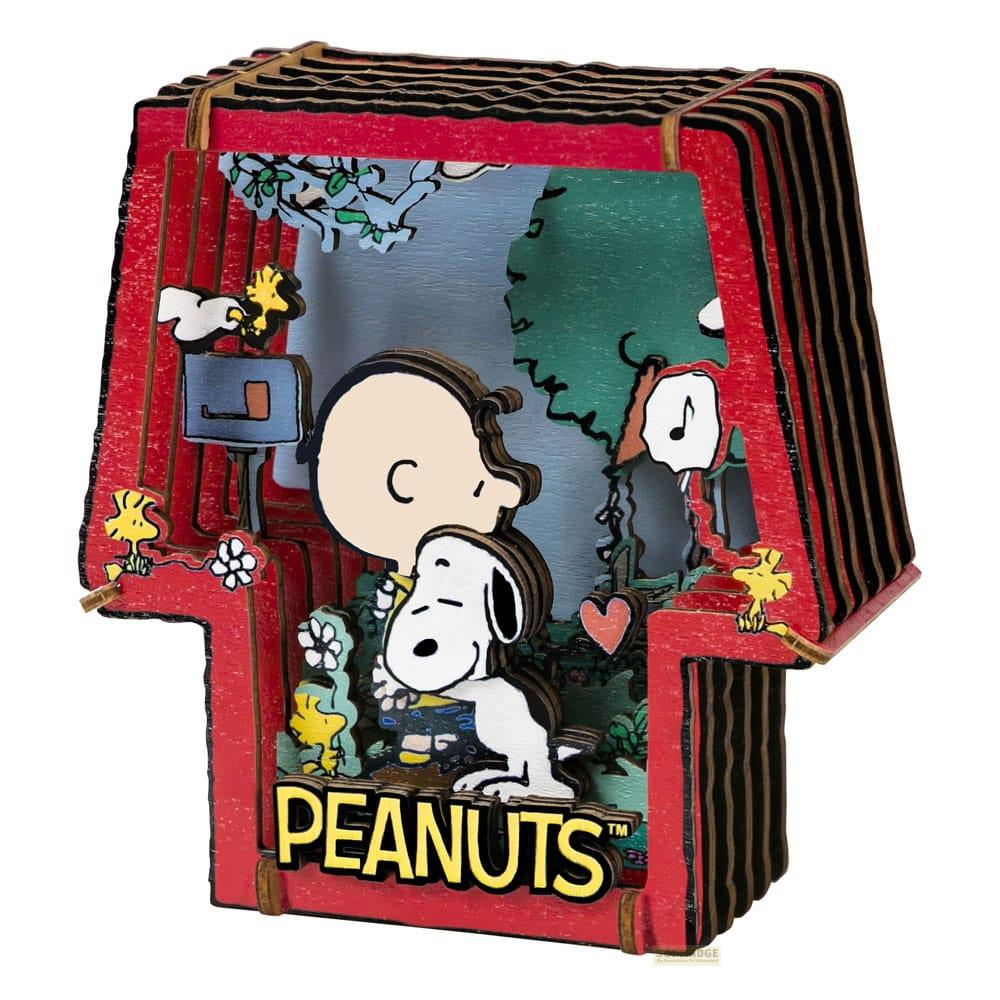 Charlie Brown et Snoopy dans une maison en bois rouge avec l'inscription 'Peanuts'.