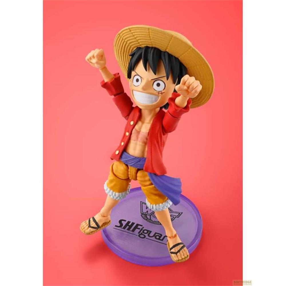 Figura de Luffy con sombrero de paja, camisa roja y pantalones cortos amarillos.