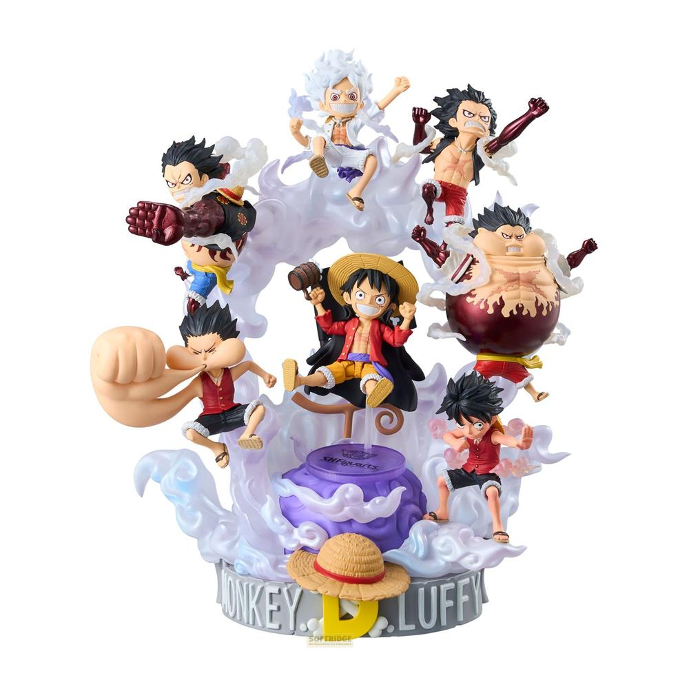 Pantalla de figuras de acción con varias formas de Luffy sobre nubes y una base púrpura.