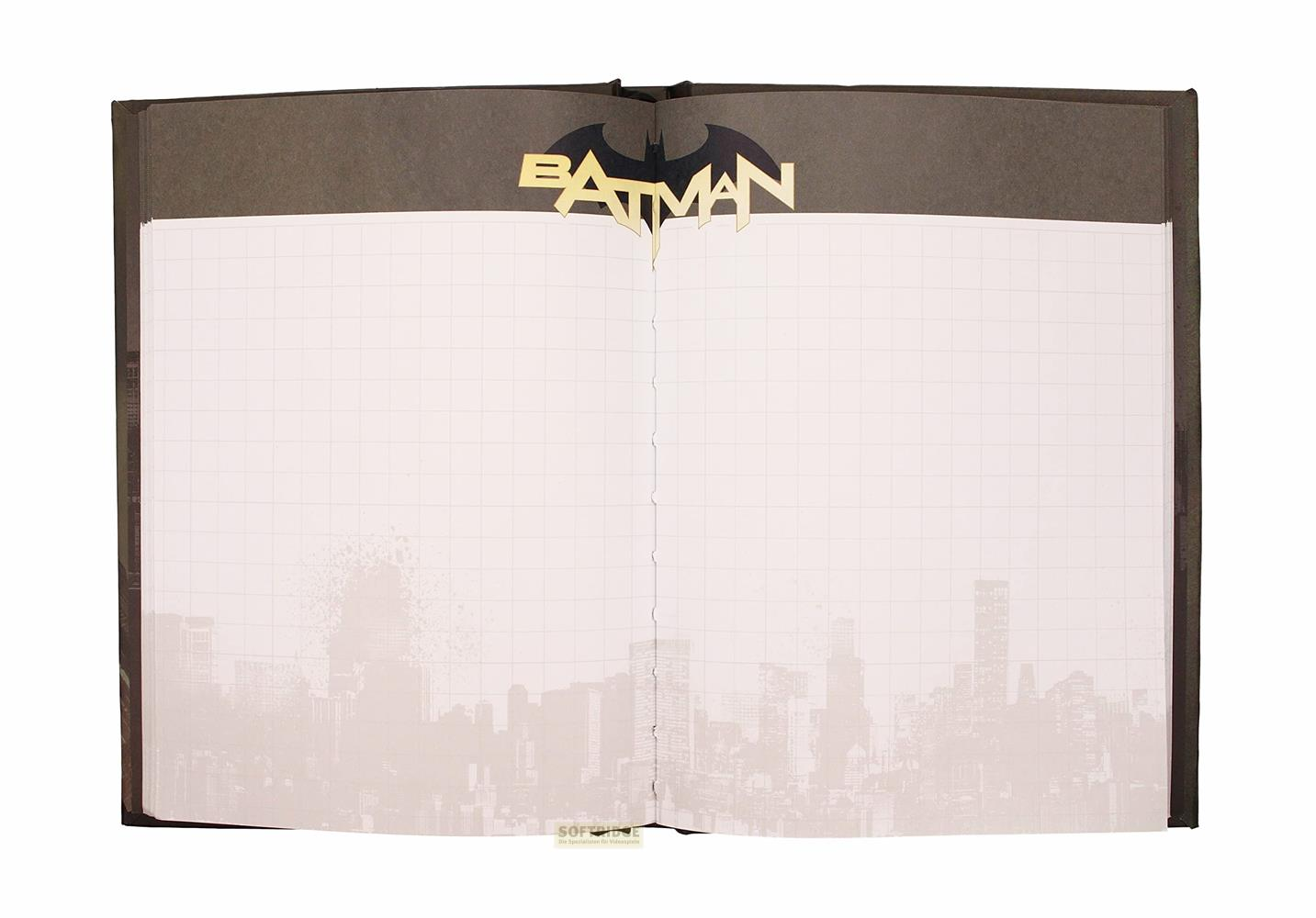 Ein geöffnetes Notizbuch mit dem Batman-Logo und einer Stadtansicht.