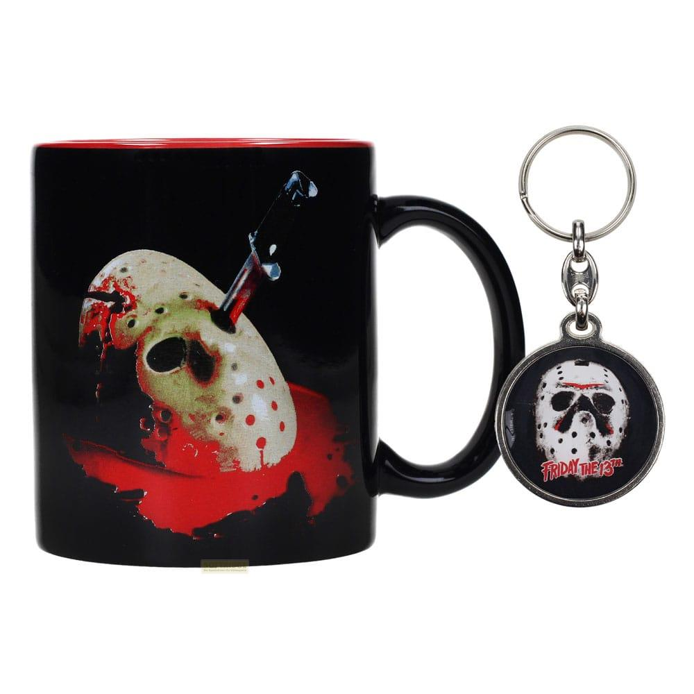 Taza negra con máscara y cuchillo de Jason Voorhees, más un llavero.