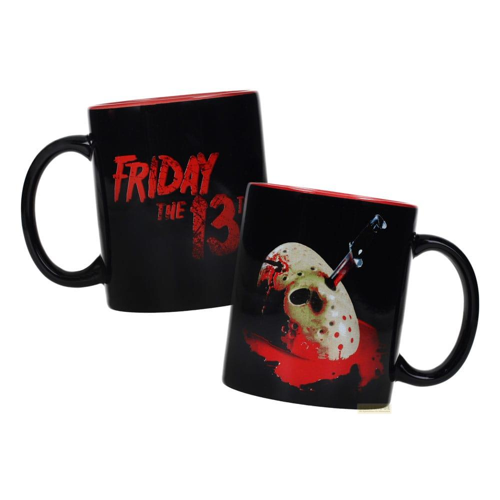 Dos tazas negras con temas de terror: texto "Friday the 13th" y máscara de hockey.