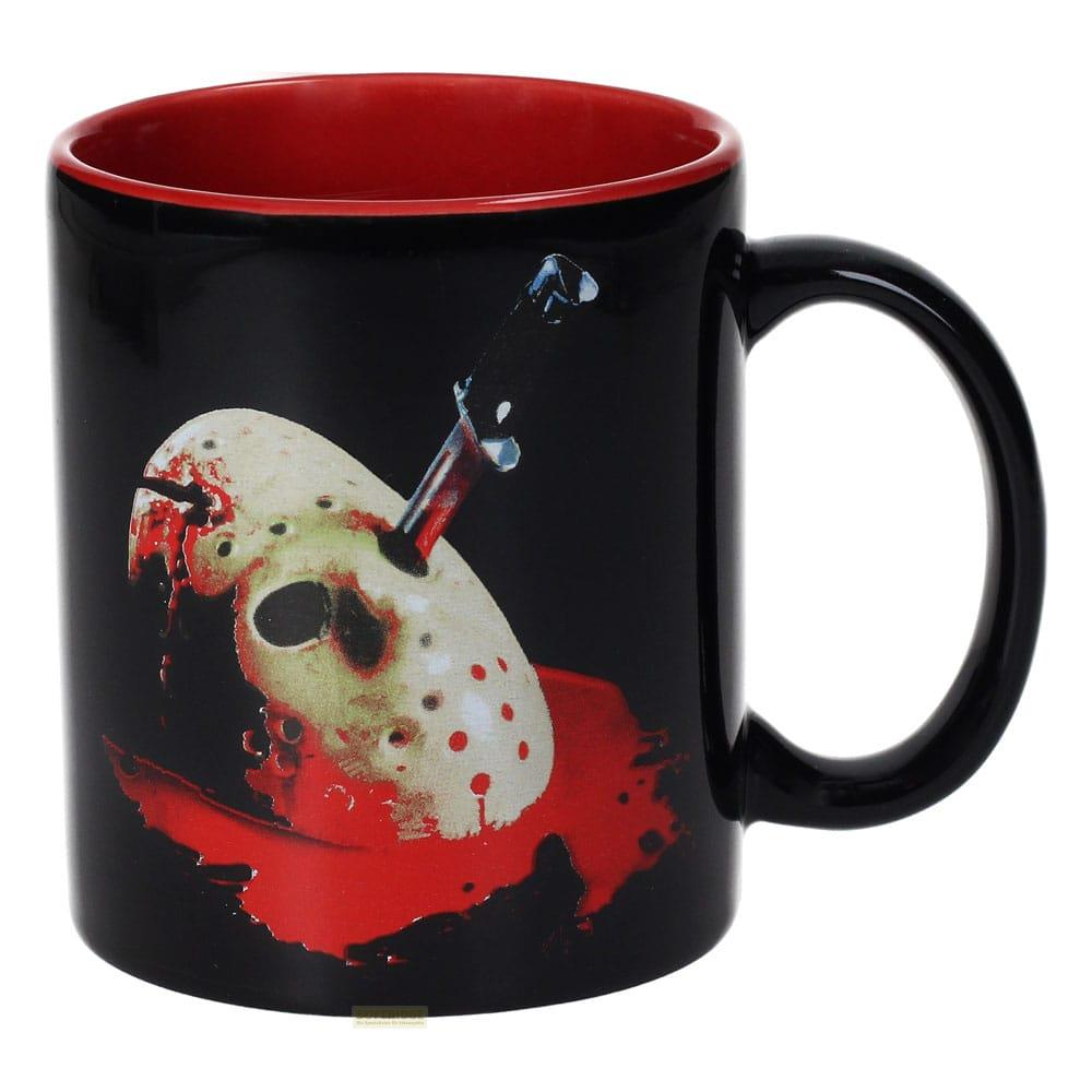 Taza negra con la máscara de hockey de Jason y un cuchillo. Interior rojo.
