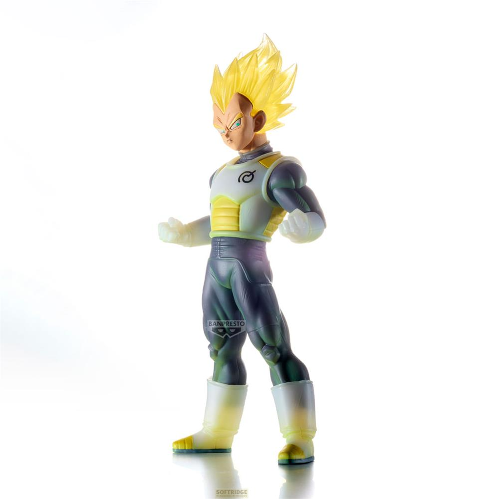 Figura de Dragon Ball Z de Vegeta con su traje de batalla scouter, fondo blanco.