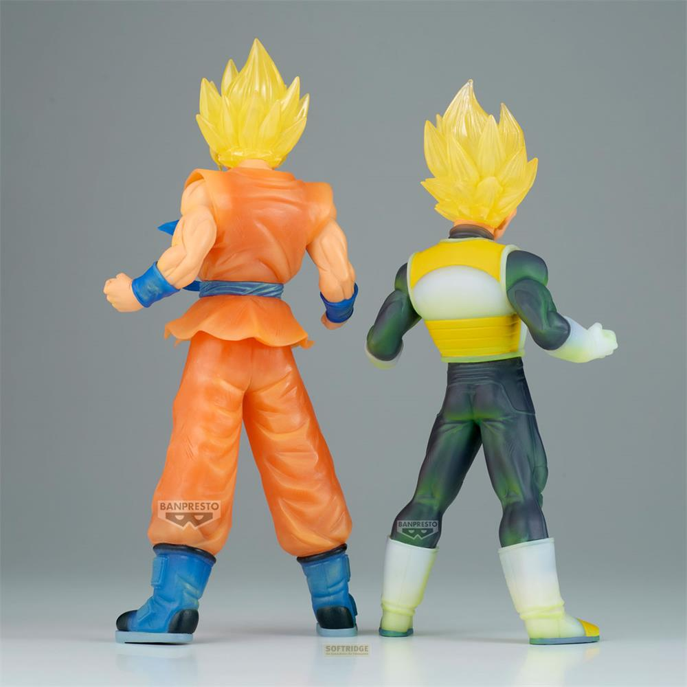 Dos figuras de anime, Goku y Vegeta, están una al lado de la otra.