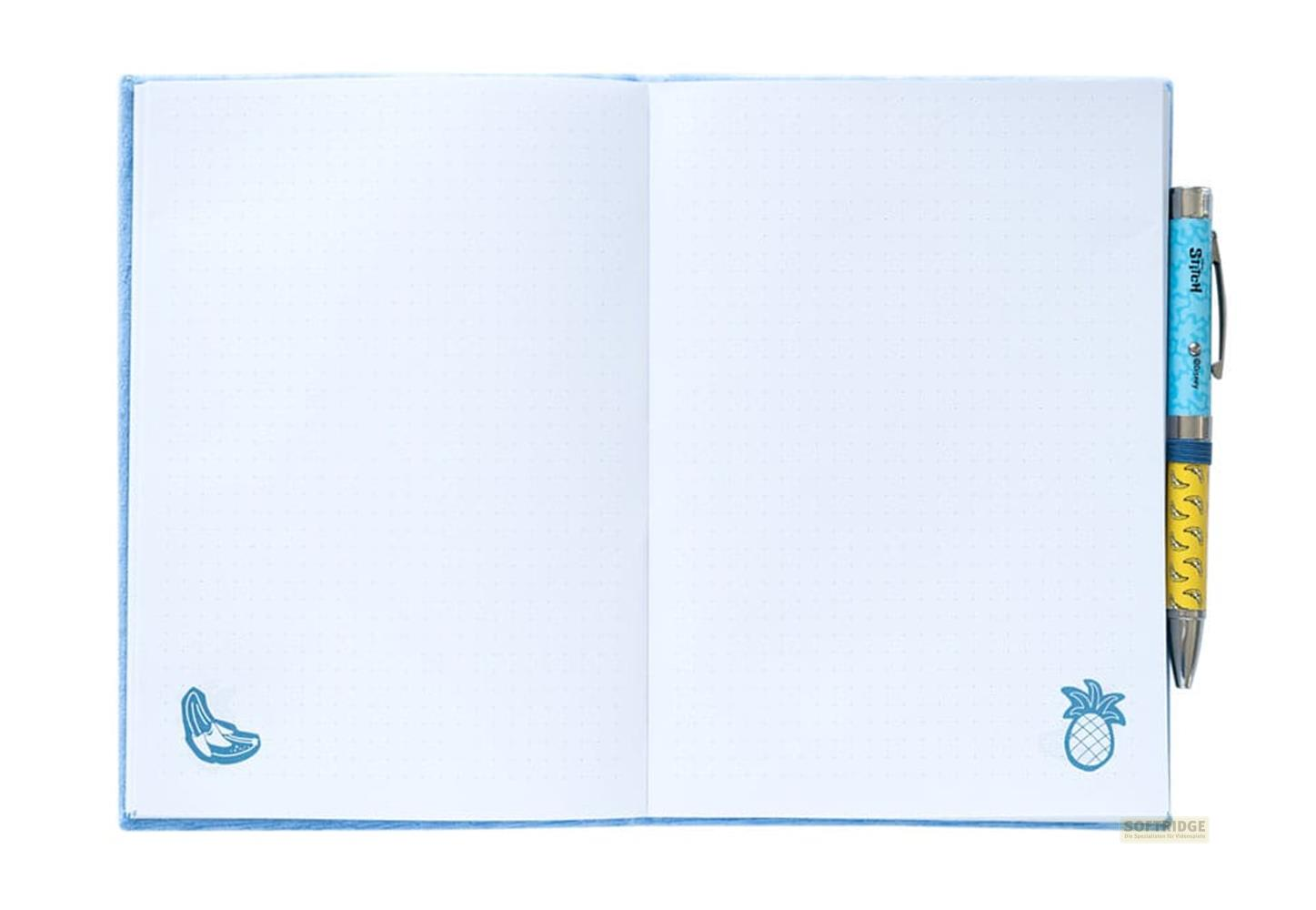 Libreta abierta con iconos azules y bolígrafo.