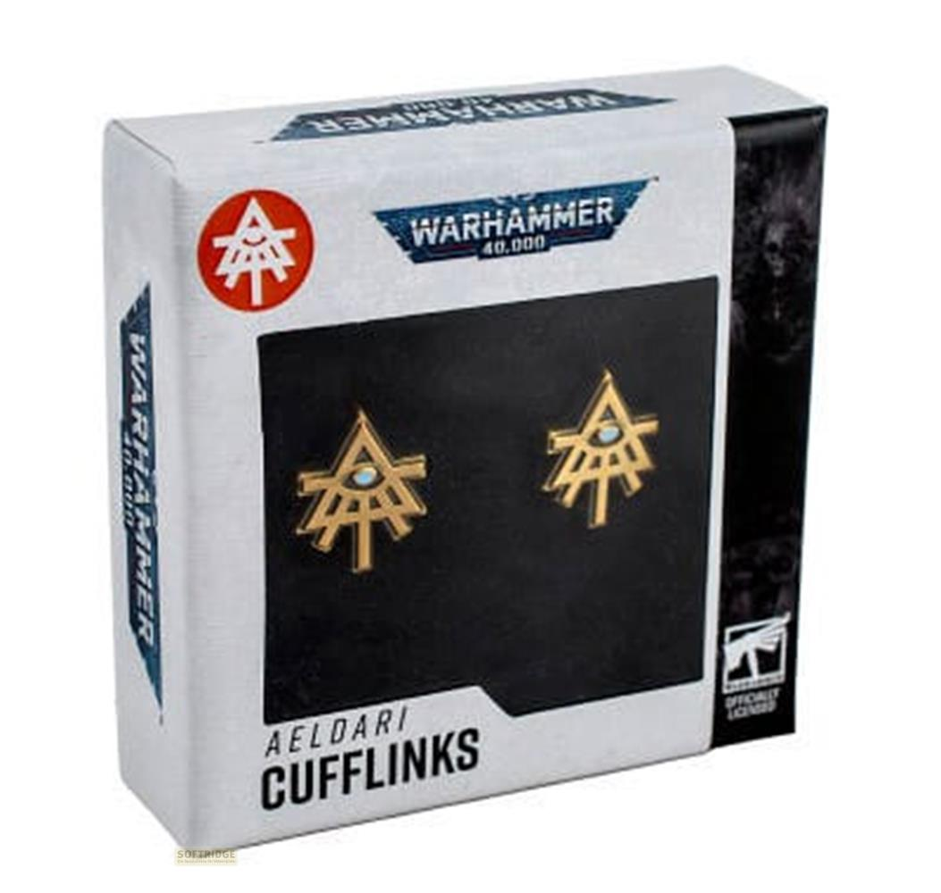 Verpackung mit Warhammer 40.000 Aeldari Manschettenknöpfen, goldfarben, mit blauem Stein.