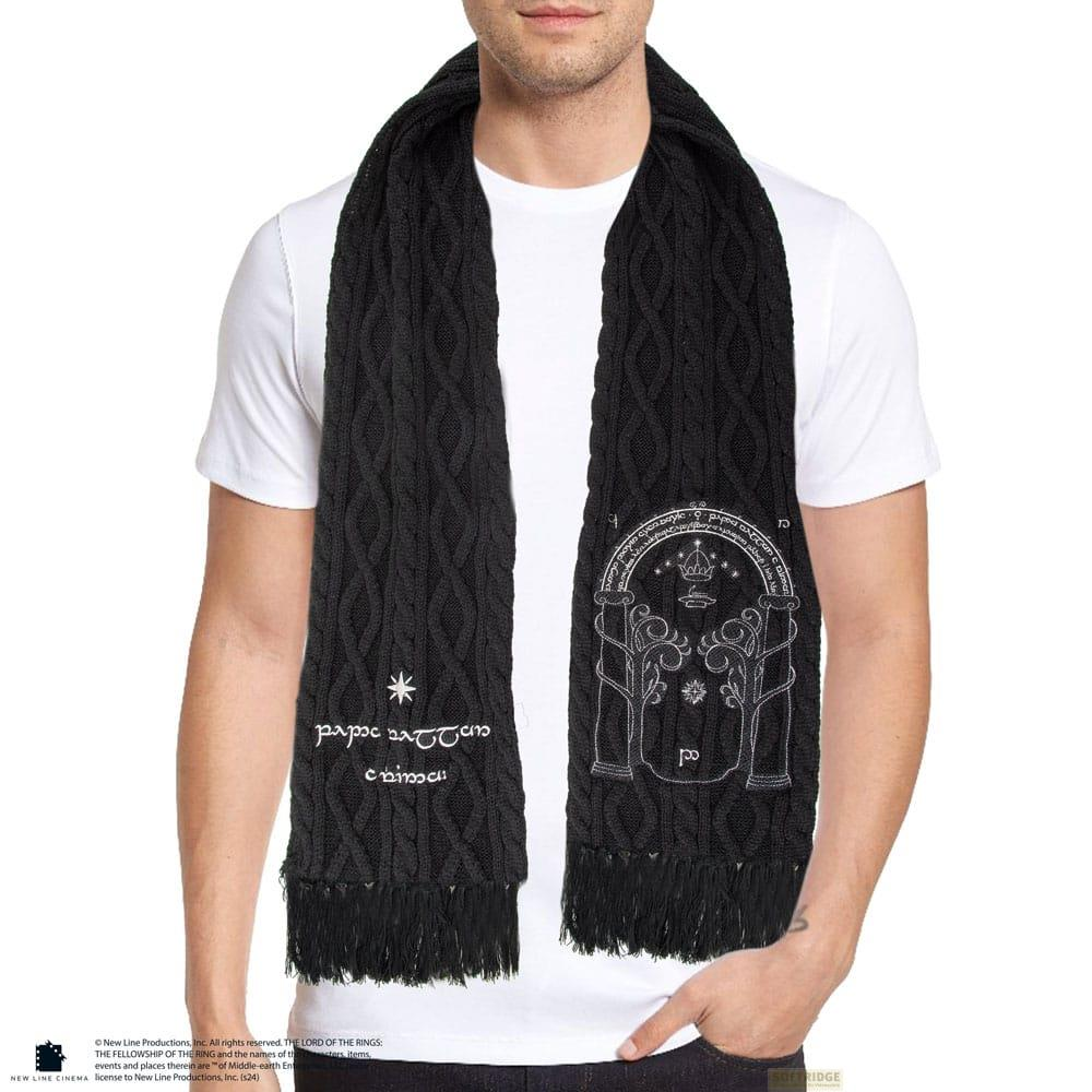 Une écharpe noire tricotée avec broderie blanche d'une étoile et texte d'un côté, et une porte de l'autre.