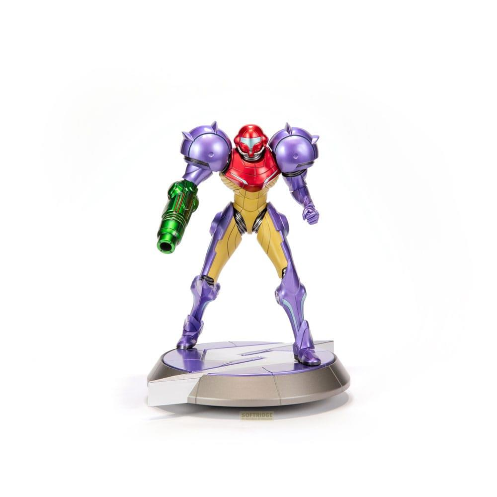 Une figurine violette et rouge avec une arme verte sur un socle.