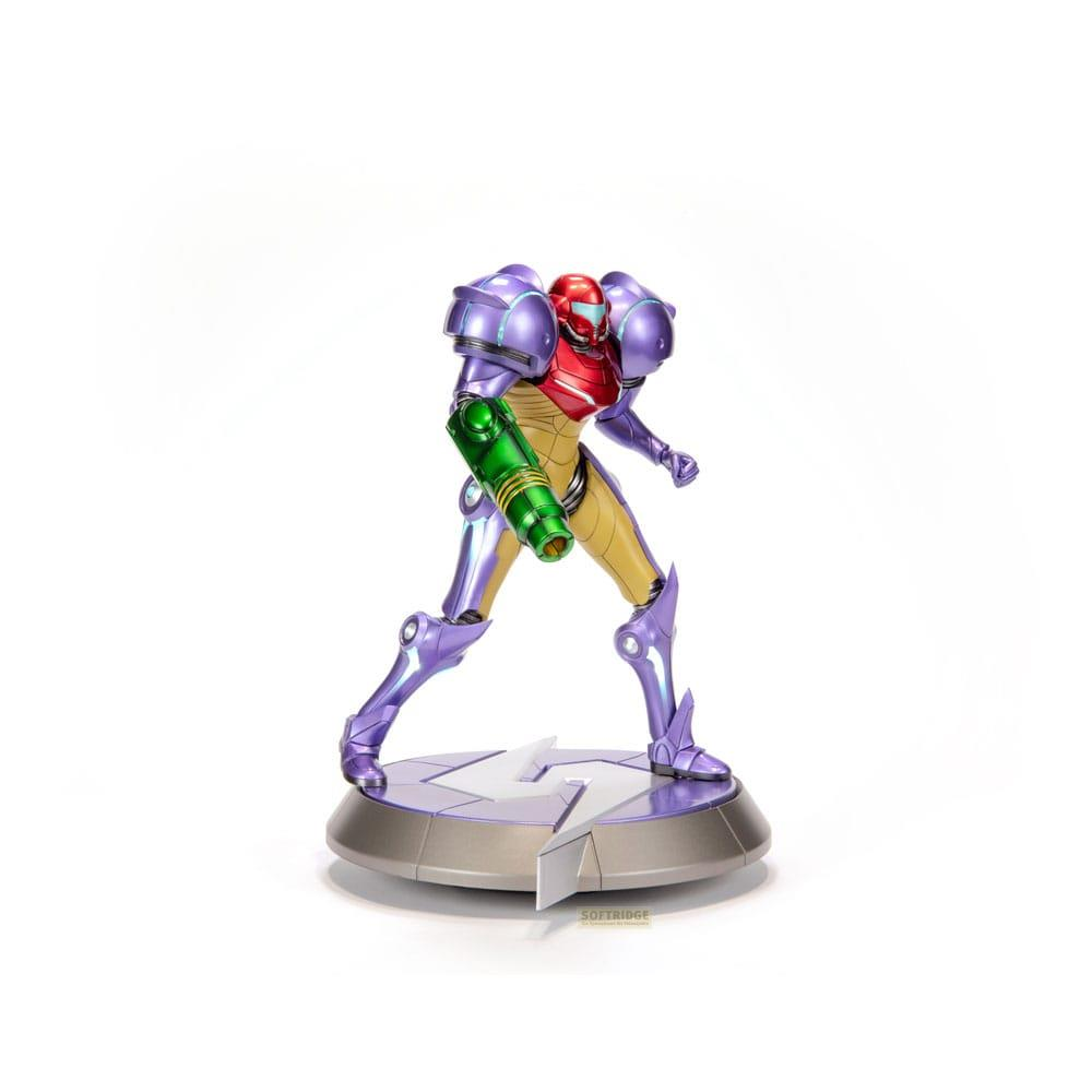 Figurine de Samus Aran en armure avec un canon vert sur un socle.