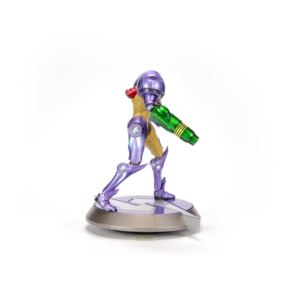 Figurine violette et jaune avec canon vert sur un socle.