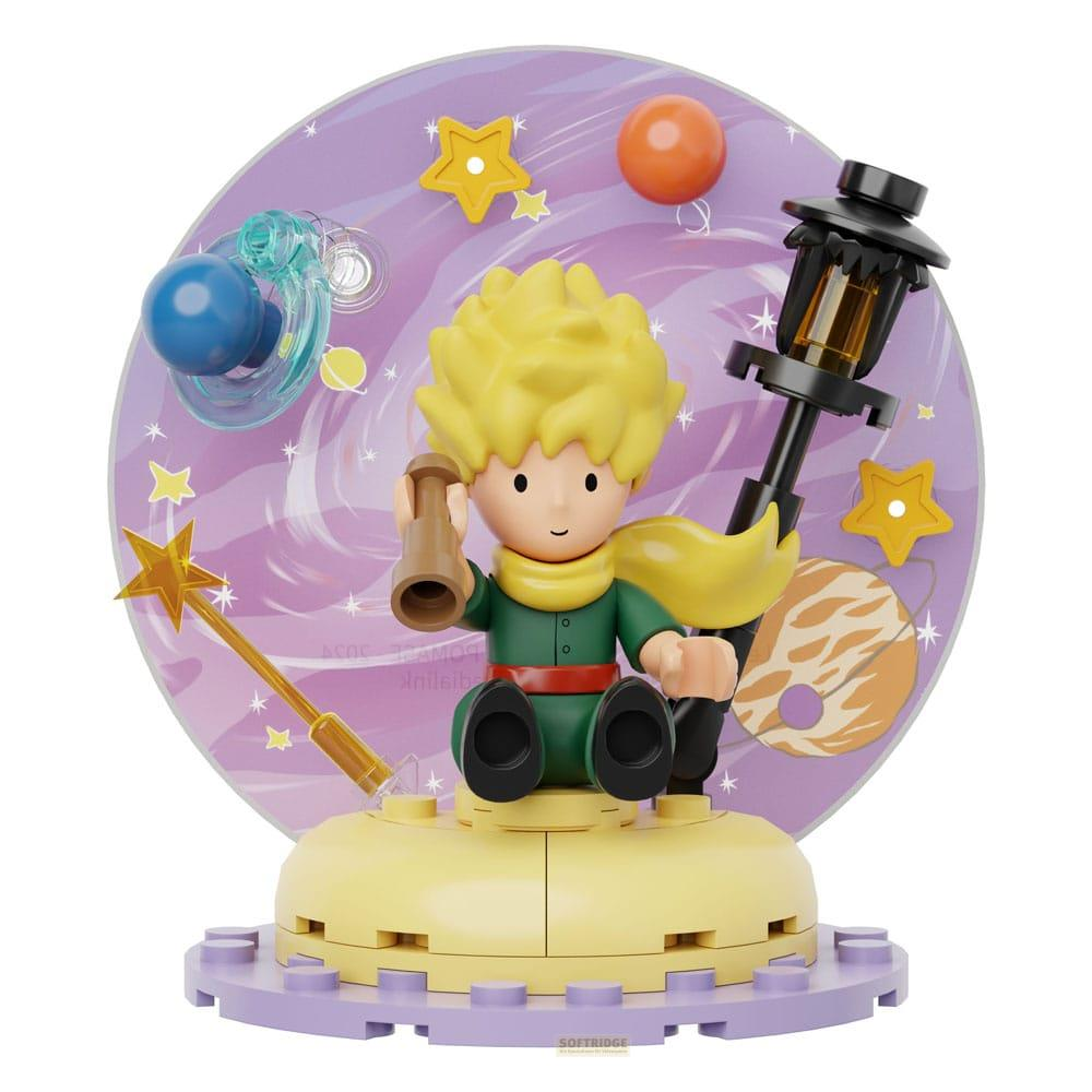 Der kleine Prinz sitzt auf einer gelben Plattform vor einem lila Hintergrund mit Sternen und Planeten.