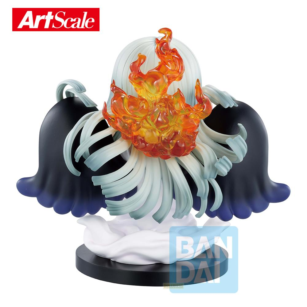 Figura con pelo blanco, llamas y alas negras sobre una base.