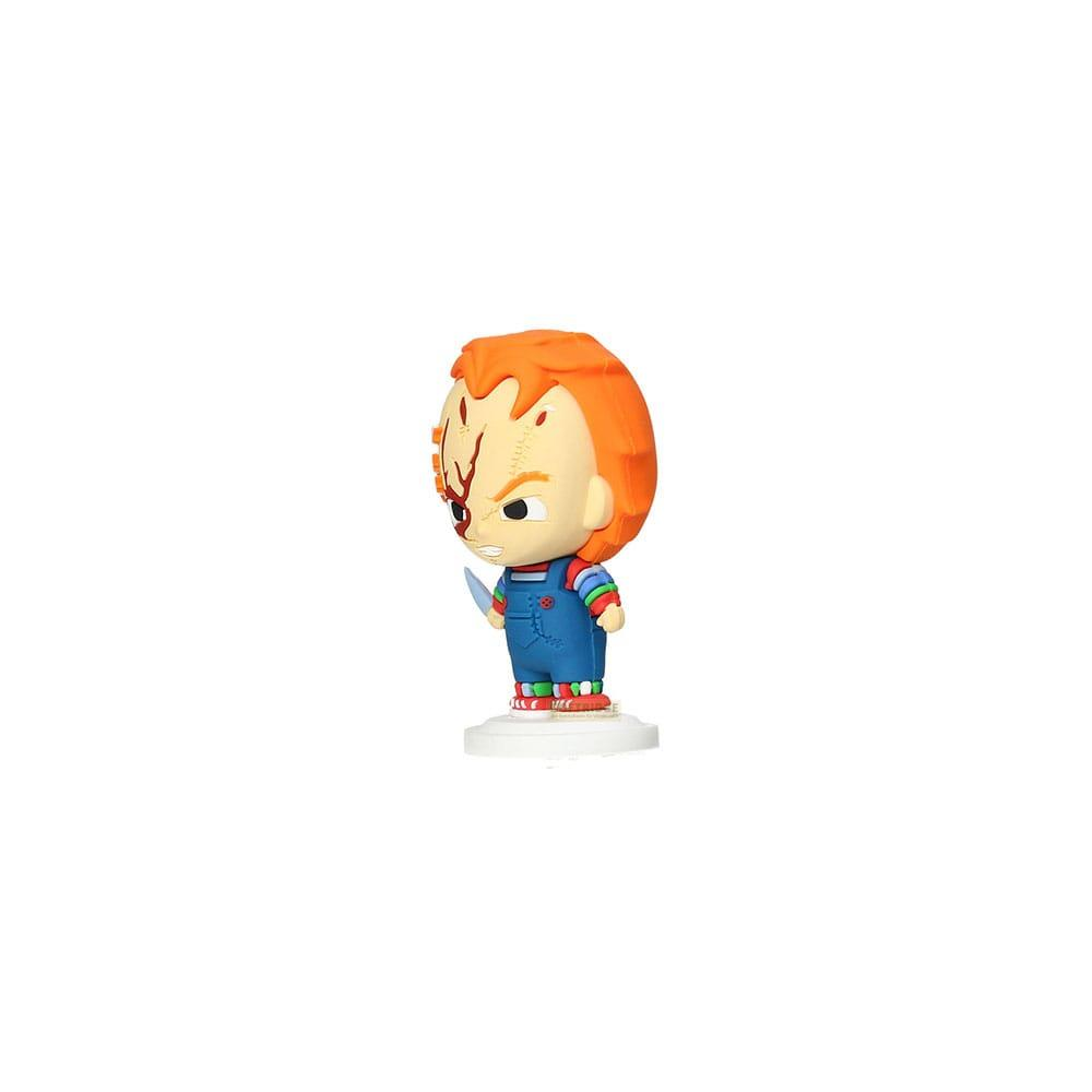 Chucky-Puppe mit Messer, blaue Latzhose und orangefarbenem Haar.