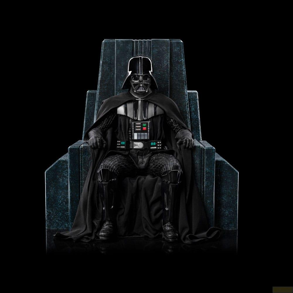 Darth Vader siede su un trono, mantello nero, elmo, sfondo nero.