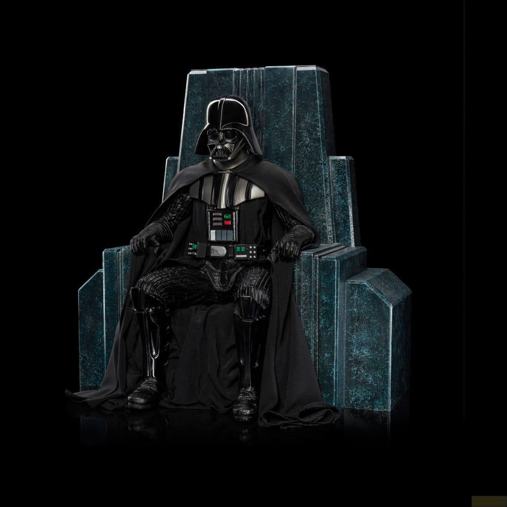 Darth Vader siede su un trono di materiale scuro e testurizzato.