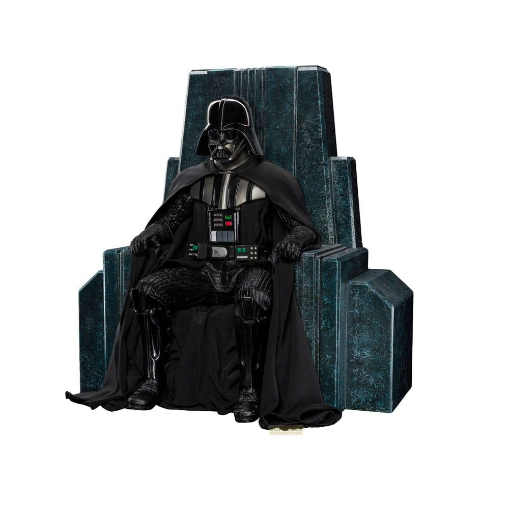 Darth Vader è seduto su un trono. Indossa la sua armatura nera e un mantello.