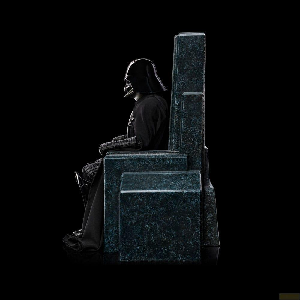 Darth Vader è seduto di profilo su un trono scuro e squadrato su sfondo nero.