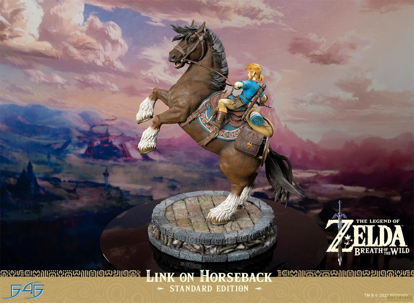 Link à cheval, statue de Zelda: Breath of the Wild, avec un fond détaillé.