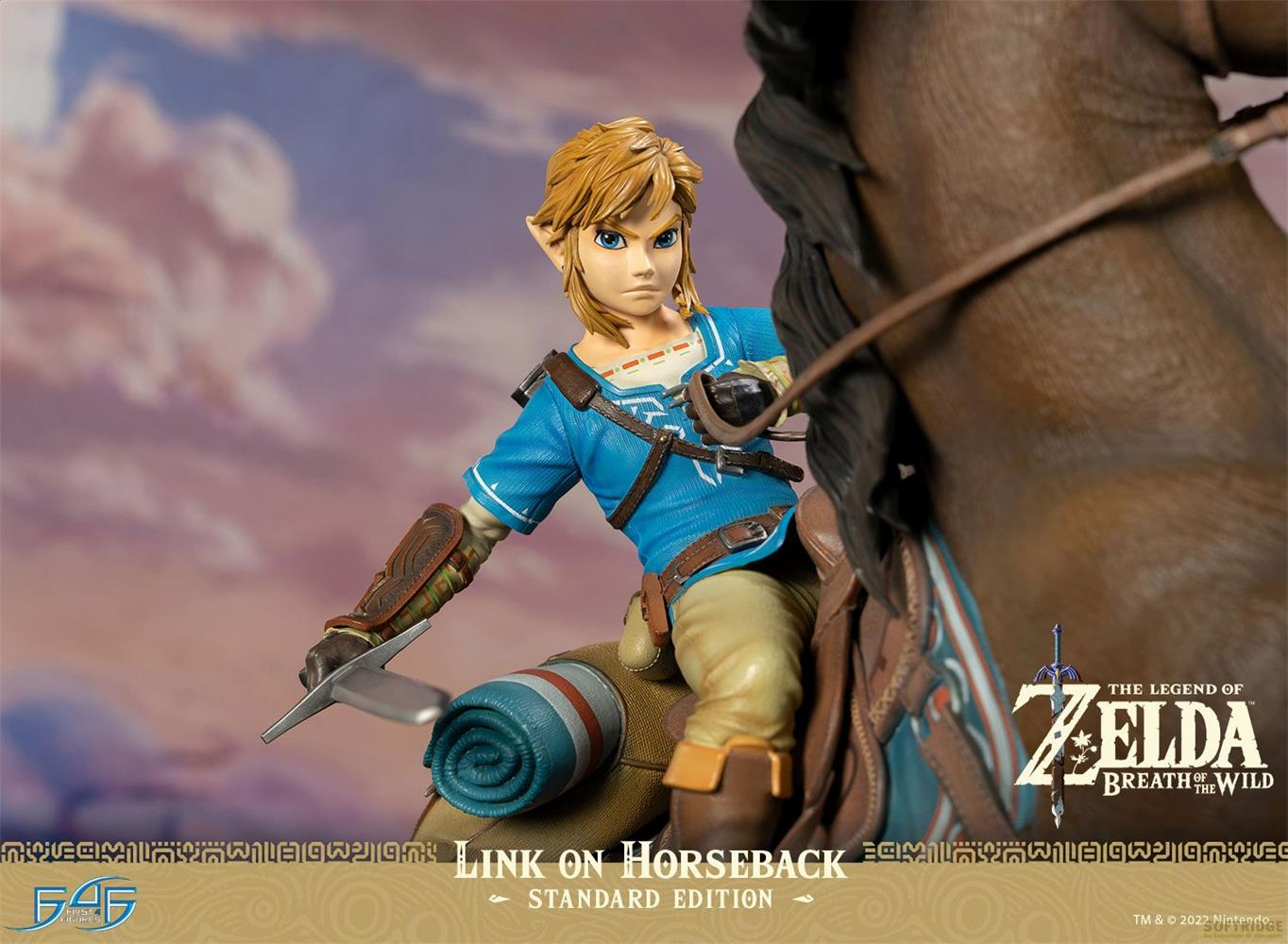 Link de Zelda monte à cheval, porte du bleu, tient une épée.